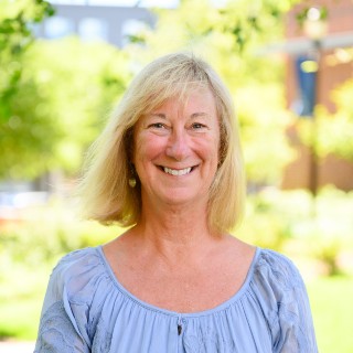 Headshot Leslie Curry